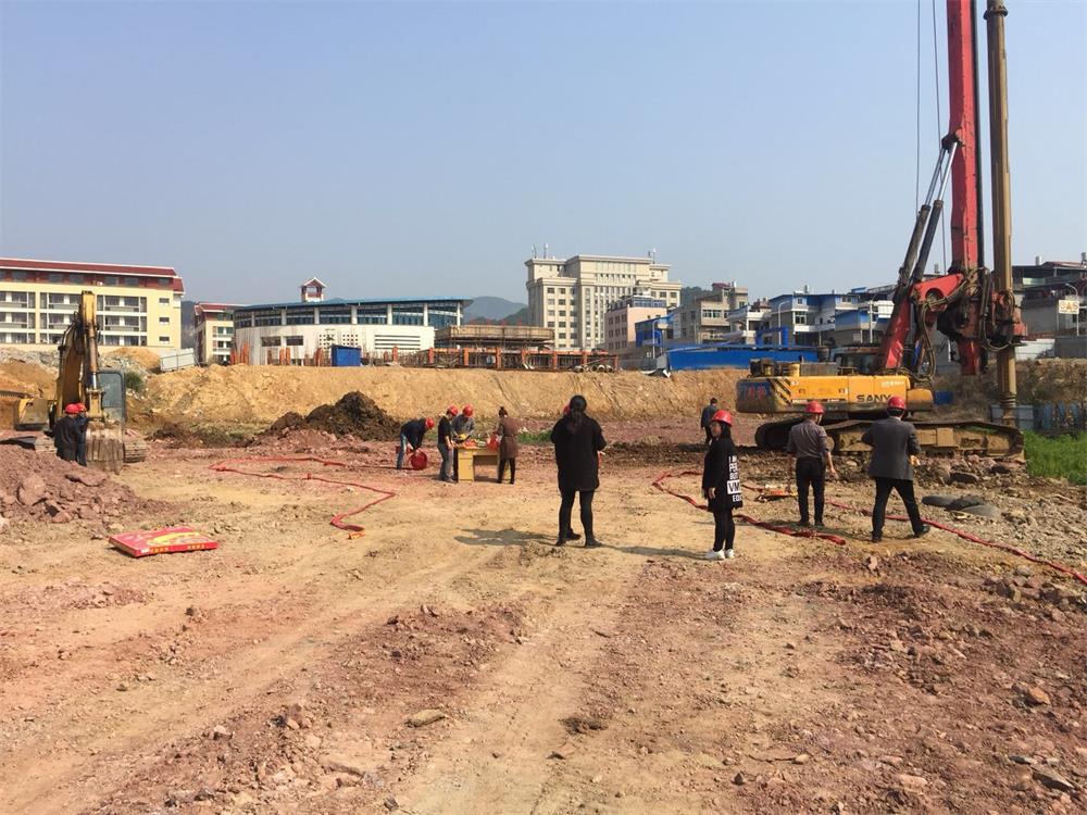 祝賀福建易順建筑工程有限公司承建的松溪縣工農(nóng)路農(nóng)貿(mào)市場(chǎng)及安置房綜合體項(xiàng)目工程開機(jī)儀式