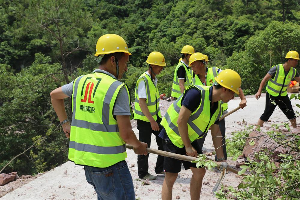 福建晉恒建設(shè)工程有限公司前往錢園橋大隊塹上村搶險救災(zāi)