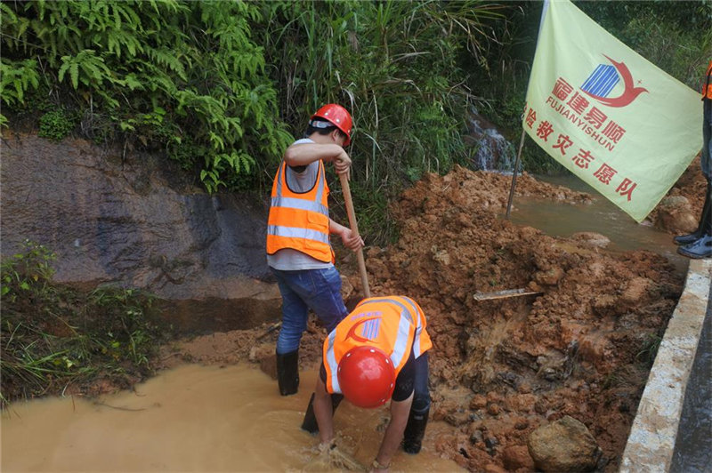 福建易順建筑工程有限公司提供技術(shù)人員和設(shè)備幫助祖墩鄉(xiāng)進(jìn)行災(zāi)后重建