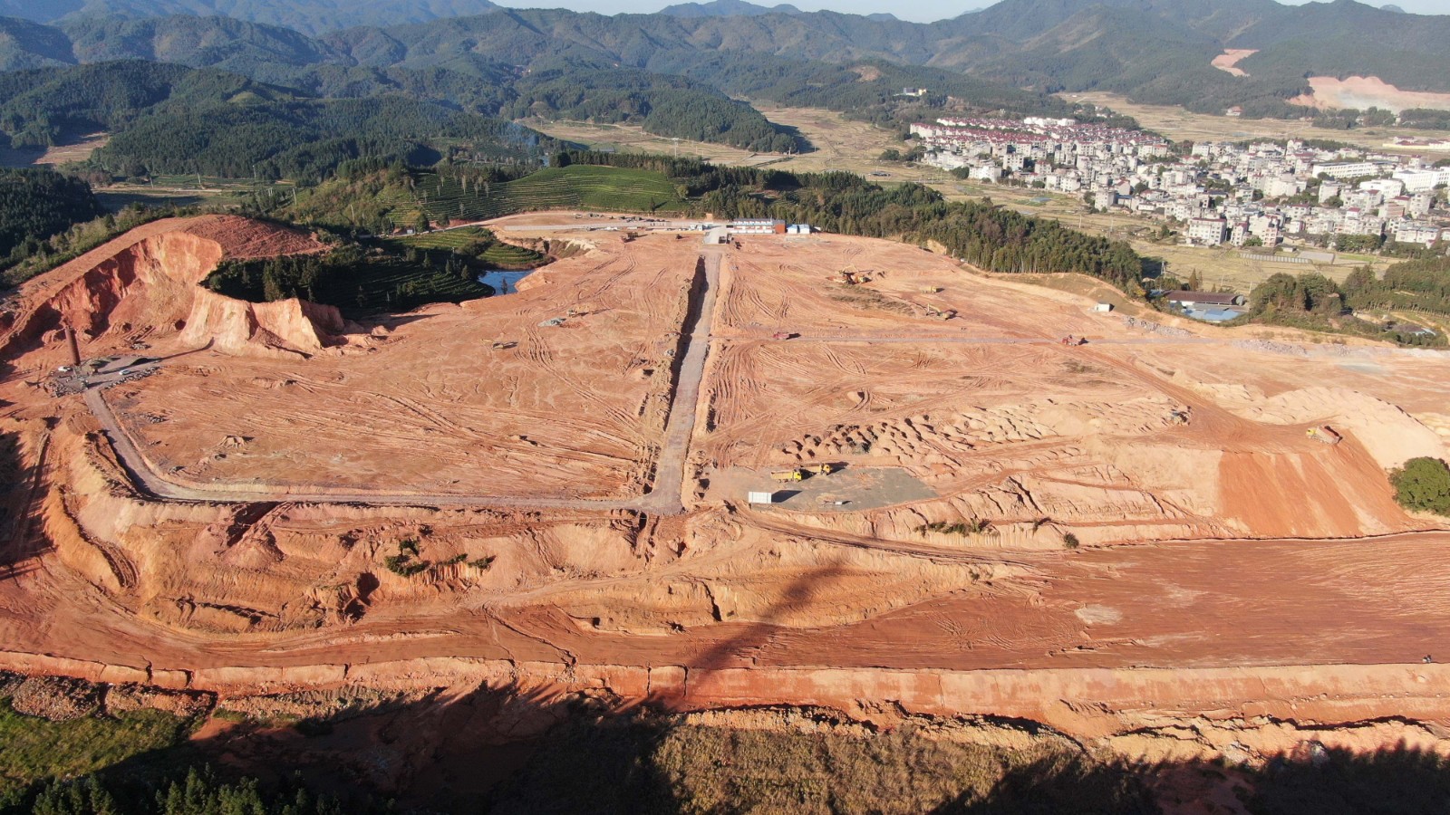 松溪縣三和循環(huán)經濟產業(yè)園標準化廠房建設項目三通一平進展順利