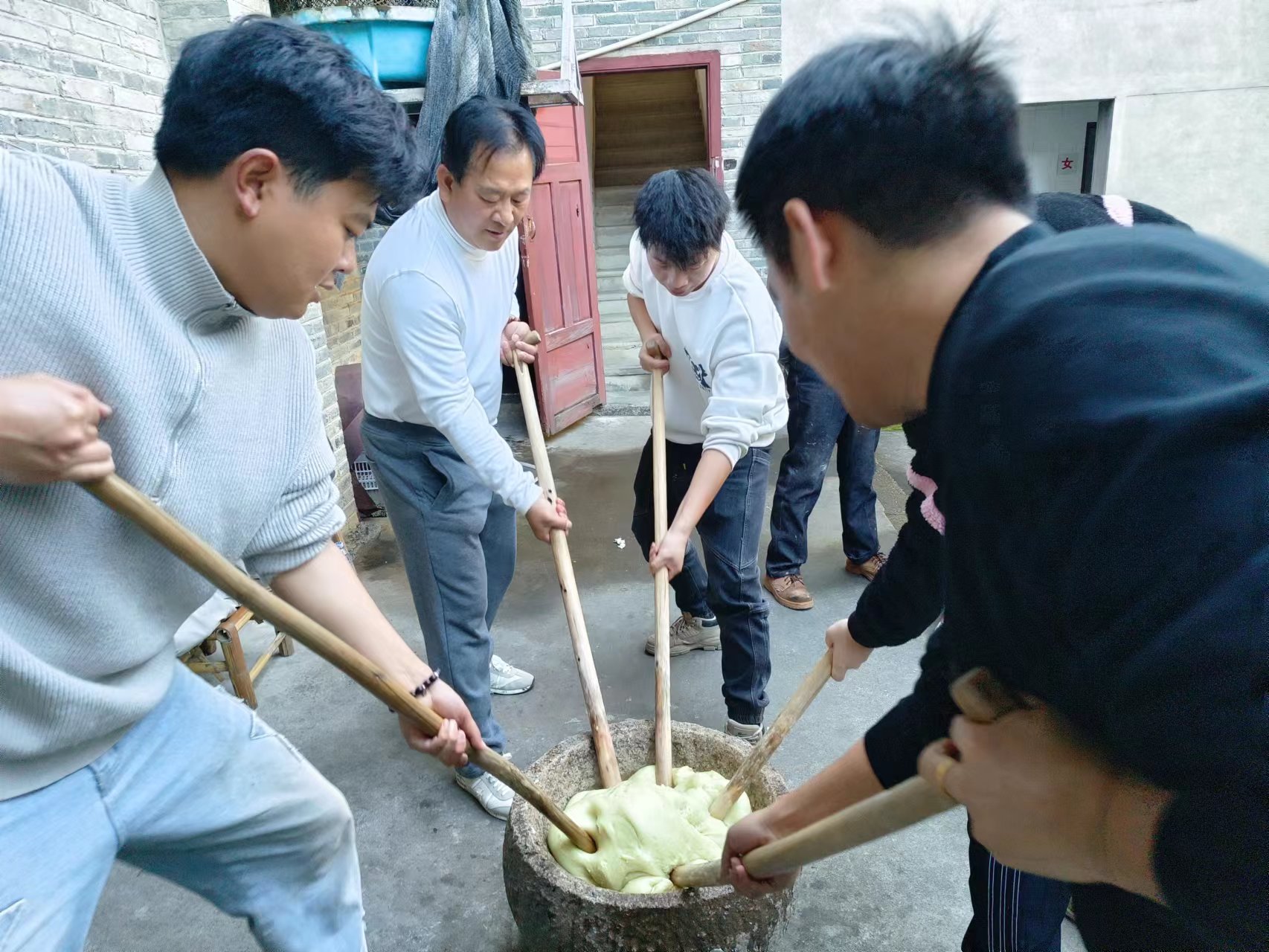 易順建工集團(tuán)：體驗(yàn)黃粿制作，傳承傳統(tǒng)文化