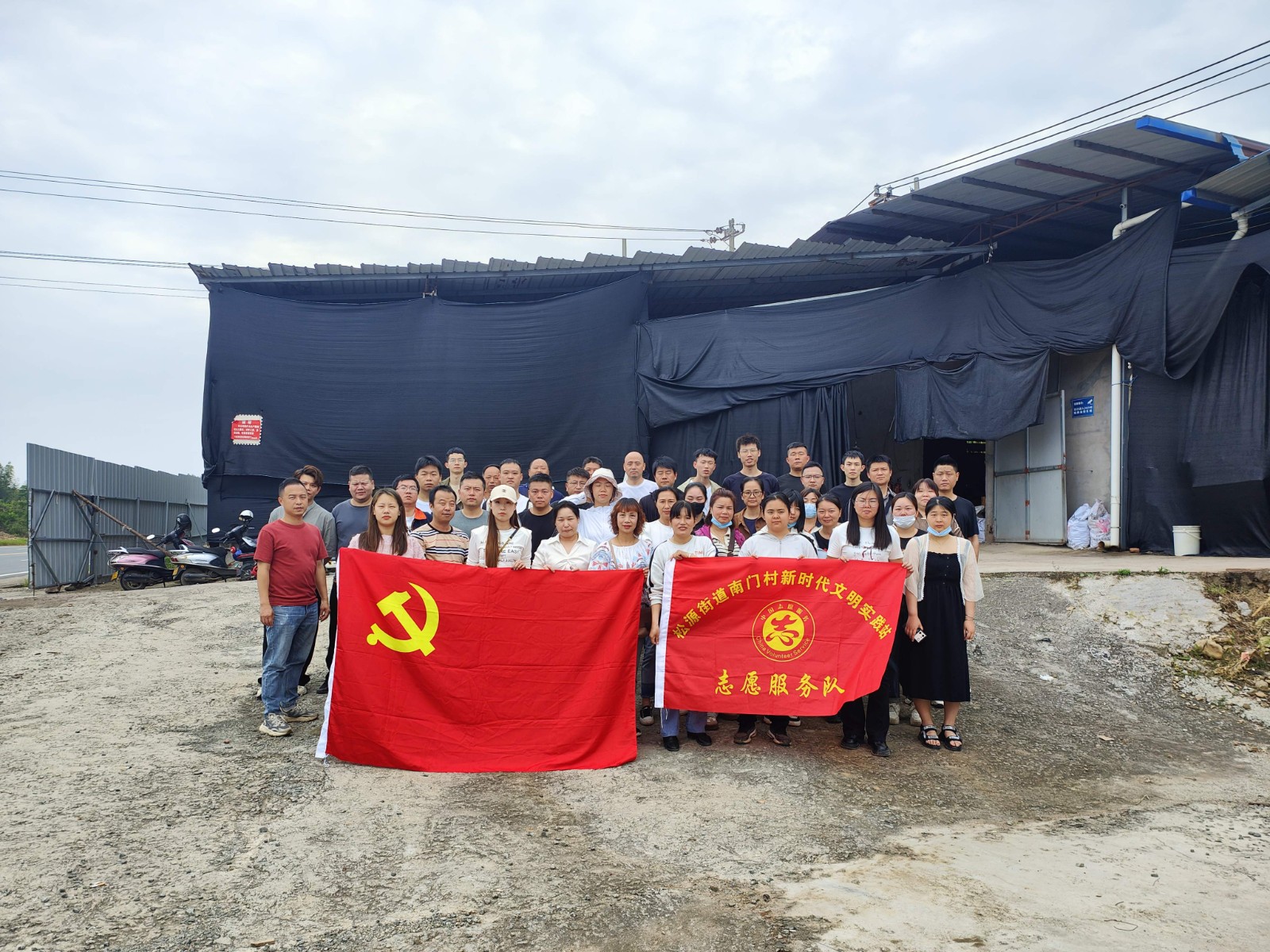 易順建工集團(tuán)有限公司入黨積極分子參加南門村、錢園橋村撂荒地整治活動(dòng)