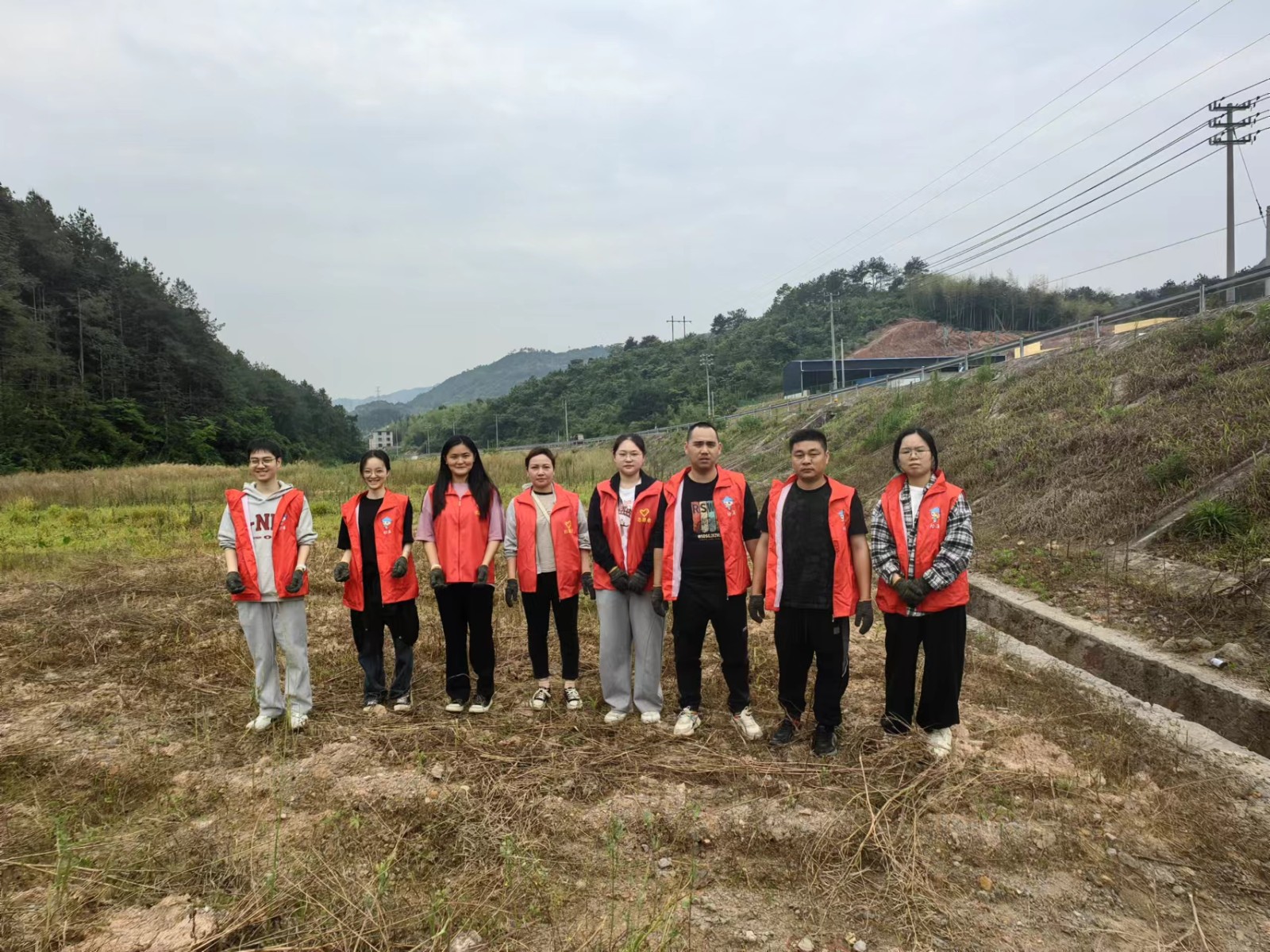 易順建工集團(tuán)有限公司入黨積極分子參加南門村、錢園橋村撂荒地整治活動(dòng)