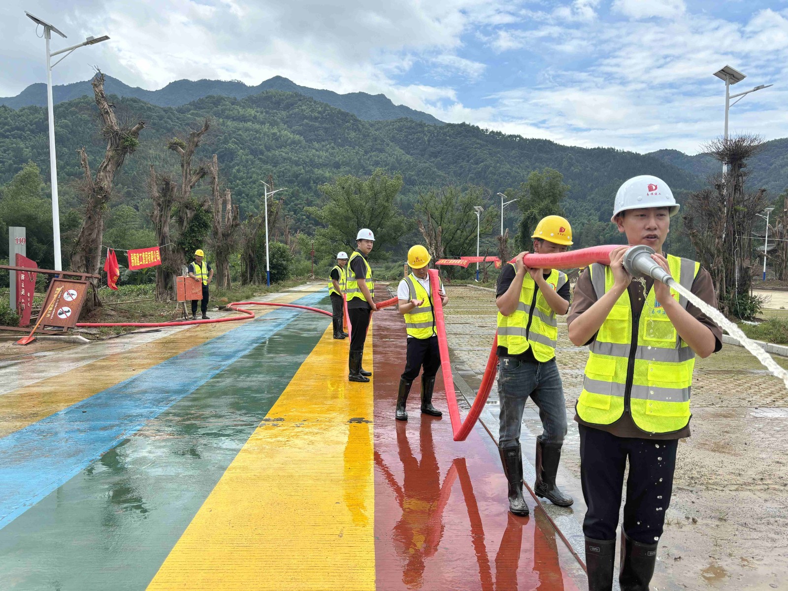 易順建工集團有限公司總經(jīng)理李晉恒率領廣東子公司、廈門分公司負責人馳援梅口埠 助力災后淤泥垃圾清理工作